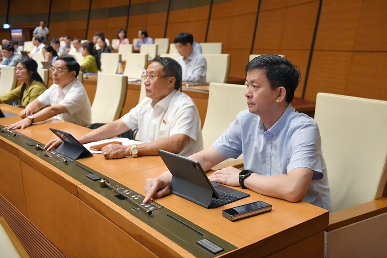Đại biểu Quốc hội ấn nút biểu quyết trong phiên làm việc sáng 14/6