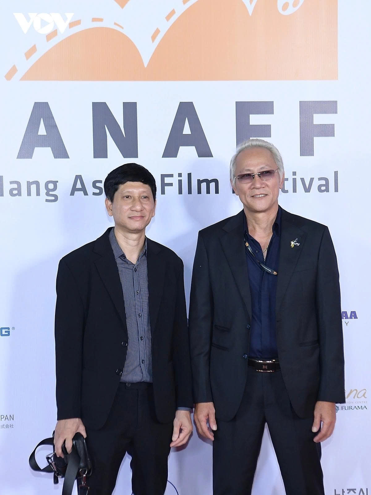 Veteran actor Hoang Hai (right), 57, who is best known playing Lieutenant Tran Minh in the popular Vietnamese TV series Criminal Police is also in attendance.