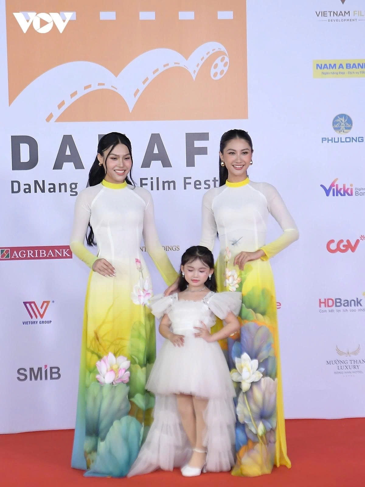 Miss Cosmo Vietnam 2025 Nguyen Hoang Phuong Linh and first runner-up Do Cam Ly light up the red carpet.