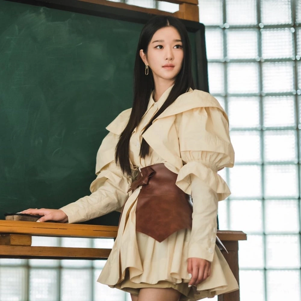 Seo Ye Ji trong vai Ko Moon Young (It’s Okay to Not Be Okay): Ko Moon Young là tác giả truyện thiếu nhi kiêm con gái một gia đình tài phiệt. Seo Ye Ji mang đến hình ảnh nữ thừa kế lập dị, giàu có và tổn thương. Những bộ váy cầu kỳ, lối trang điểm táo bạo và thái độ bất cần đã khắc họa một thừa kế đầy mâu thuẫn và cuốn hút.