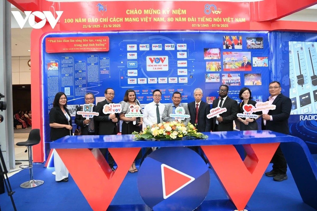 Các đại biểu chụp ảnh lưu niệm khi tham quan khu trưng bày Đài Tiếng nói Việt Nam