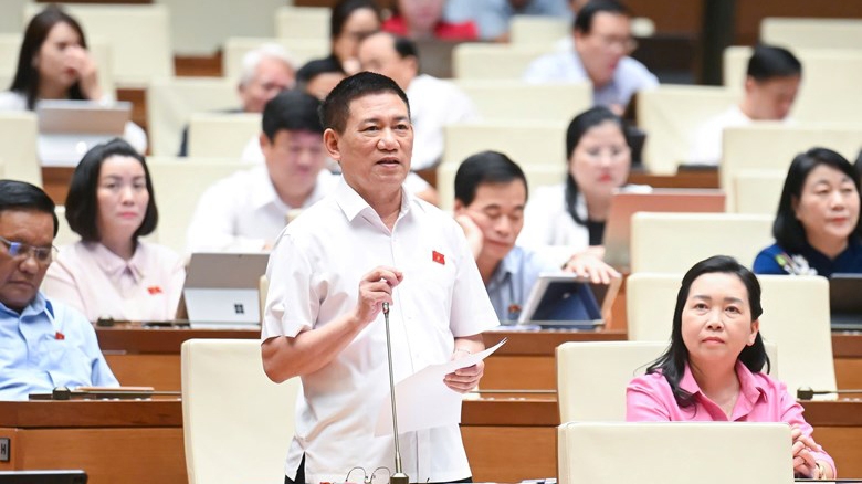 Phó Thủ tướng Hồ Đức Phớc phát biểu làm rõ nhiều vấn đề đại biểu Quốc hội nêu ra tại phiên chất vấn. Ảnh: Quốc hội