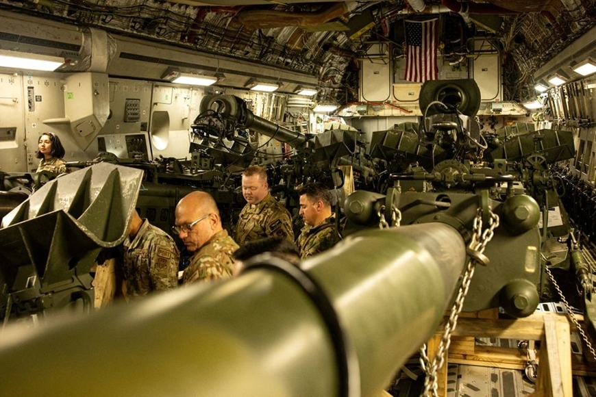 Khoang chứa hàng của chiếc máy bay vận tải C-17 Globemaster III của Không quân Mỹ, được chuyển đến châu Âu cho các lực lượng Ukraine. Ảnh: Reuters