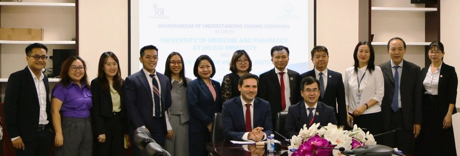 Đại diện Đại học Y Dược TP.HCM và Novo Nordisk Việt Nam cùng chụp ảnh lưu niệm