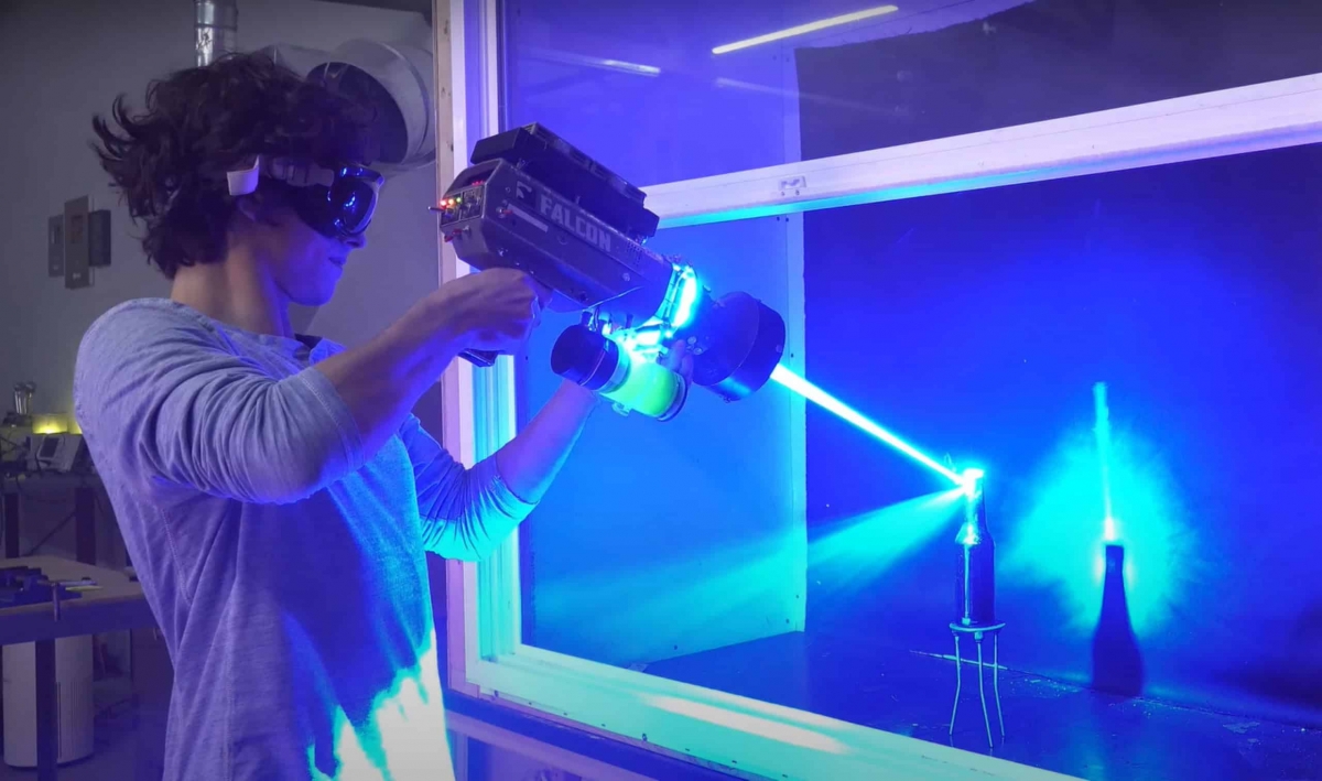 Sức mạnh máy laser cầm tay được Anthony trình diễn
