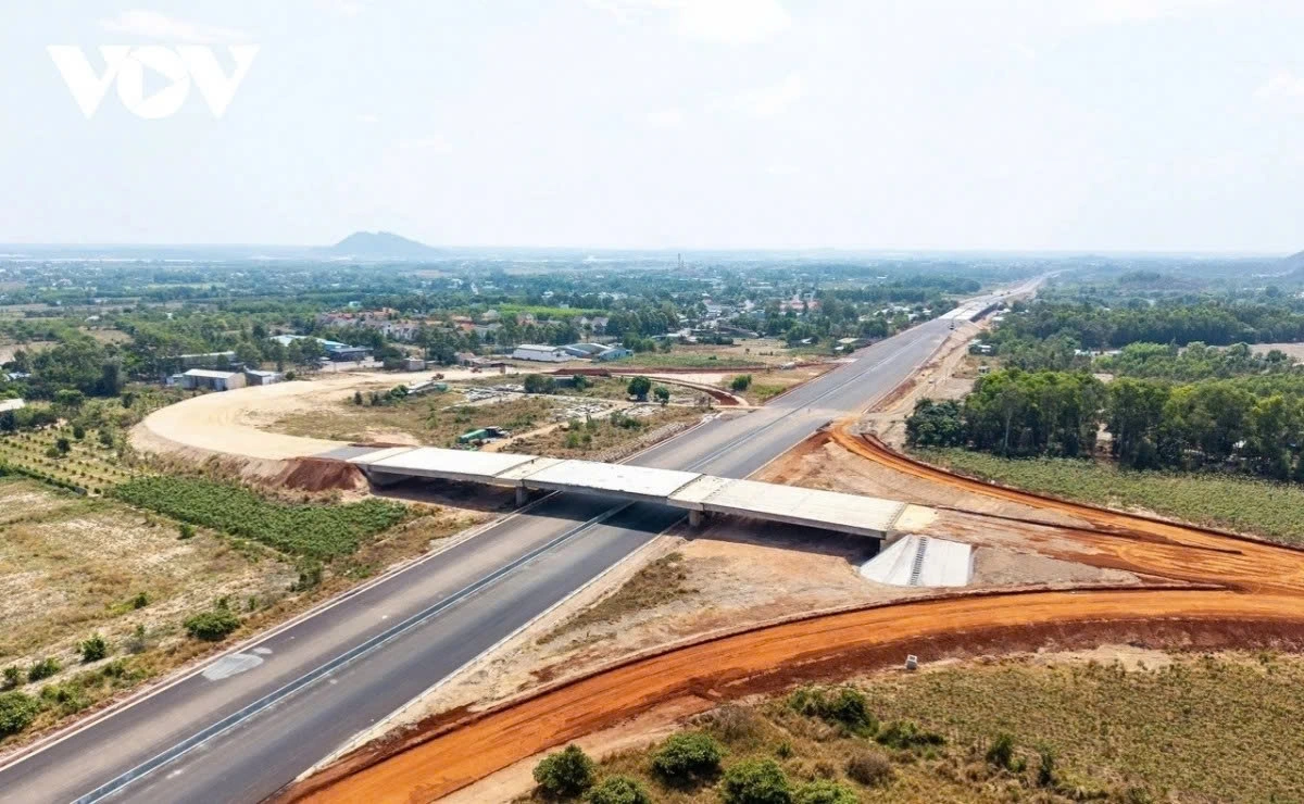 Thi công cao tốc Biên Hòa – Vũng Tàu giai đoạn 1.