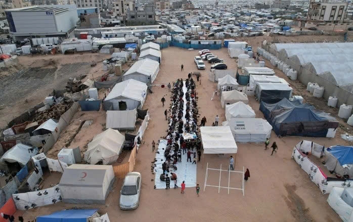 Người Palestine tại một trại tạm cư ở TP Rafah thuộc Dải Gaza. Ảnh: Reuters