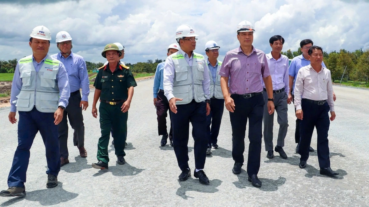  Đoàn công tác của Bộ Xây dựng kiểm tra thực địa công trường cao tốc Cần Thơ - Cà Mau.