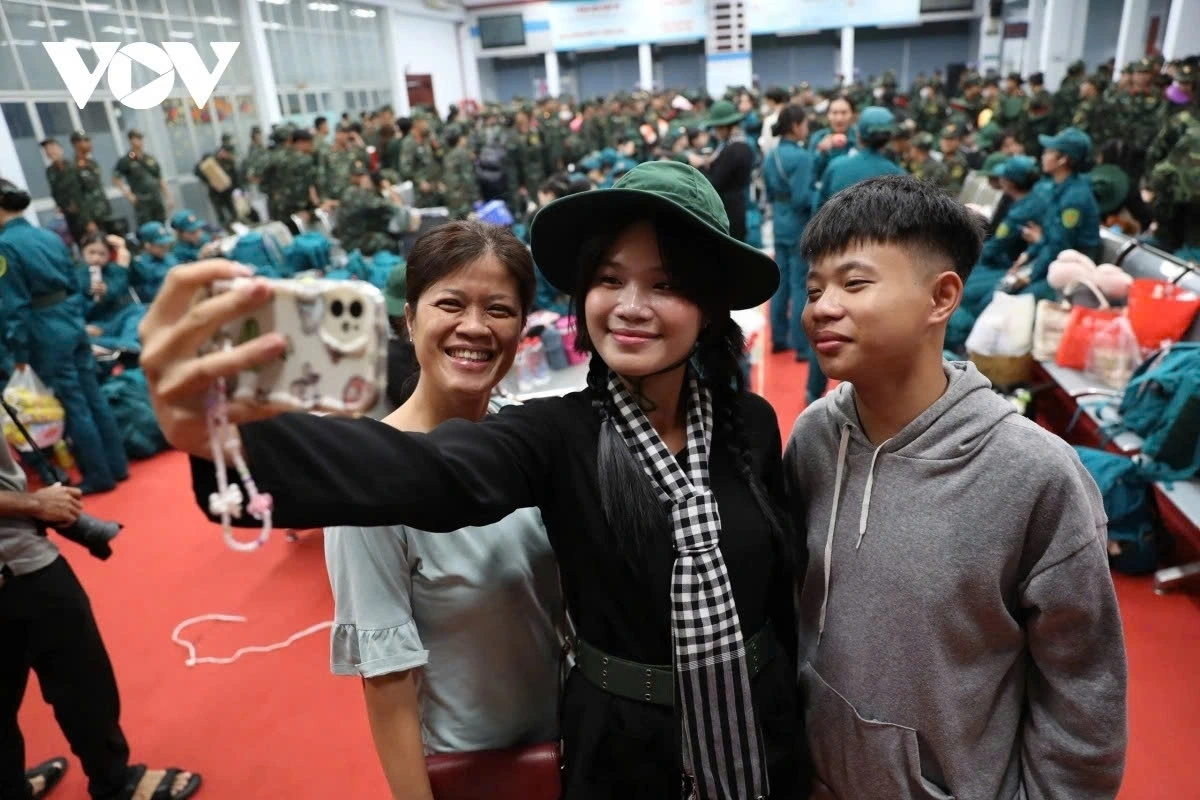 Although the train carrying the armed forces is scheduled to depart from Saigon Railway Station at 7:40 P.M., the atmosphere at the station becomes vibrant and emotional from early afternoon, with songs, applause, and heartfelt farewells from families and loved ones to the officers and soldiers entrusted with this honourable mission.