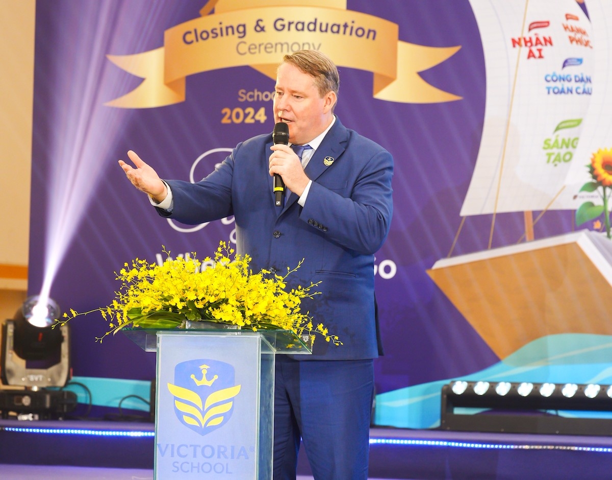 ThS. Christopher Bradley chia sẻ tại buổi lễ tổng kết năm học của Victoria School - Nam Sài Gòn