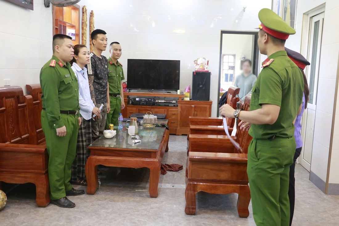 Cơ quan chức năng đọc lệnh khám xét nơi ở của Phan Đình Thịnh và Lê Thị Trà.