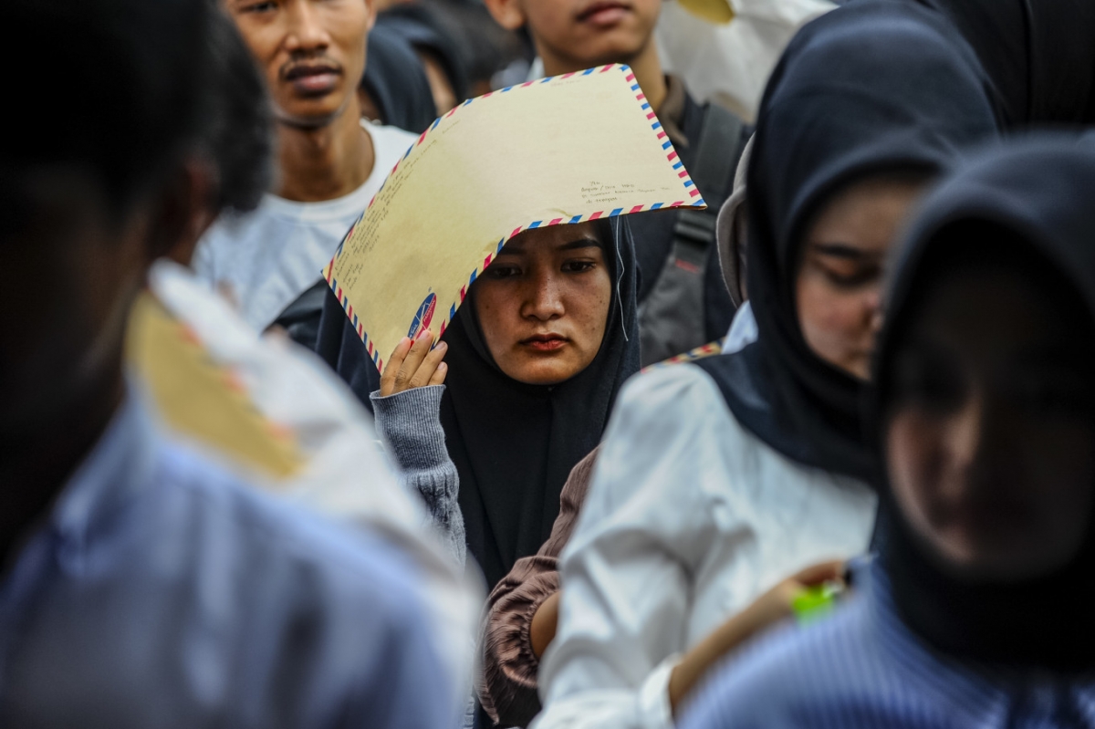 Thanh niên trẻ Indonesia xếp hàng để nộp đơn xin việc. Ảnh minh họa: Antara