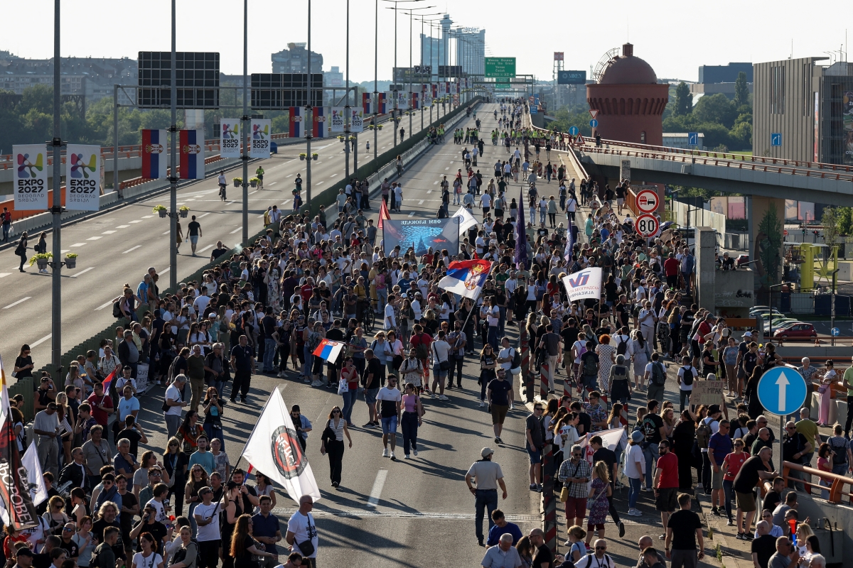 Biểu tình chống chính phủ ở Belgrade, Serbia ngày 2/6. Ảnh: Reuters