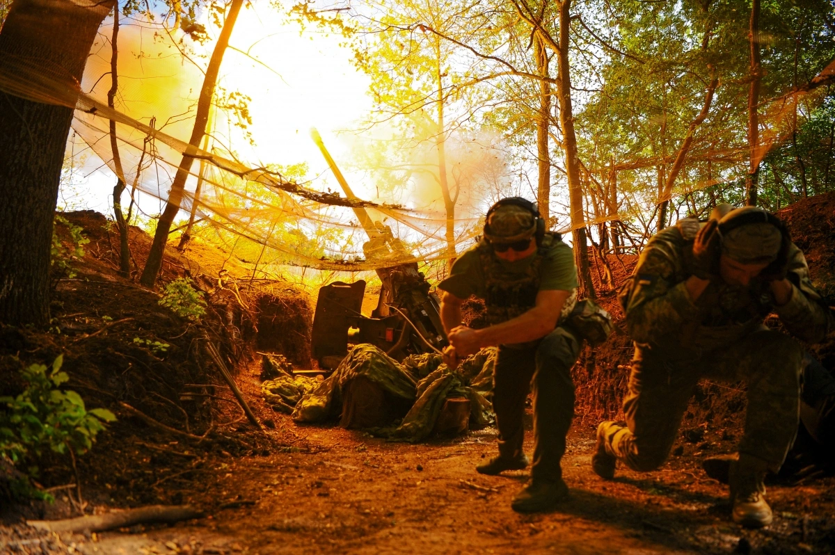 Binh lính Ukraine khai hỏa lựu pháo về phía quân đội Nga trên tiền tuyến ở Kharkov. Ảnh: Reuters