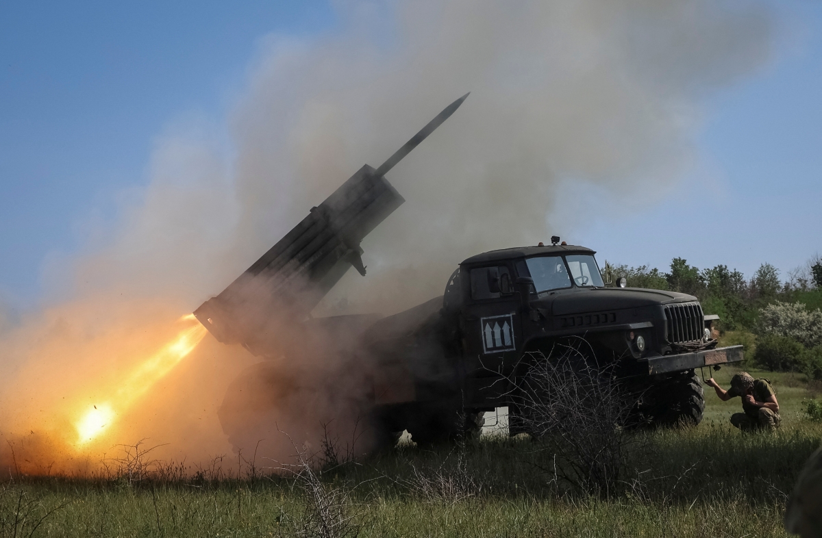 Lực lượng Ukraine khai hỏa pháo phản lực Grad về phía quân đội Nga ở Donetsk. Ảnh: Reuters