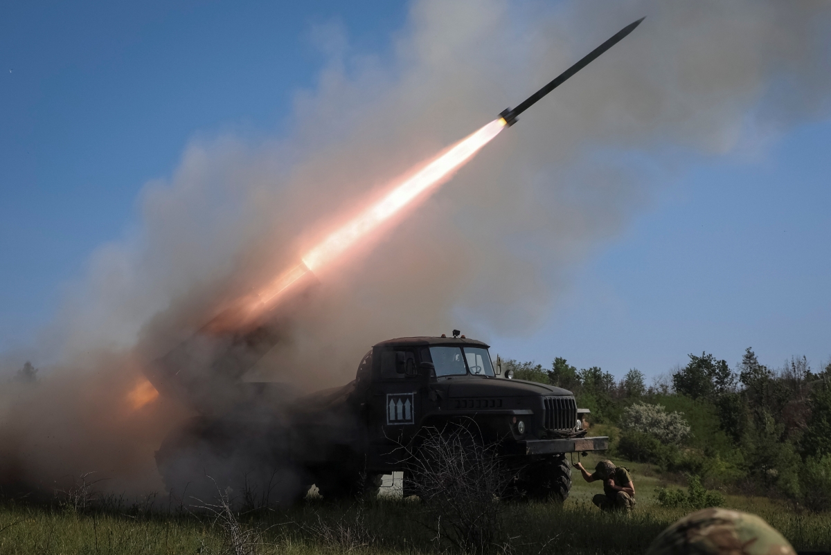 Lực lượng Ukraine khai hỏa pháo phản lực Grad về phía quân đội Nga ở khu vực Donetsk. Ảnh: Reuters