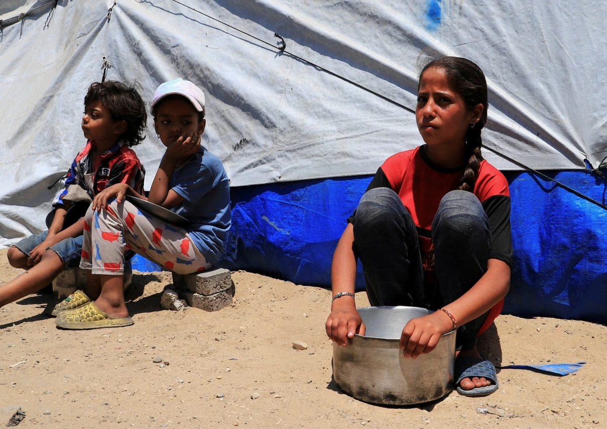 Trẻ em chờ nhận thức ăn từ bếp ăn từ thiện tại Gaza. Ảnh: Reuters
