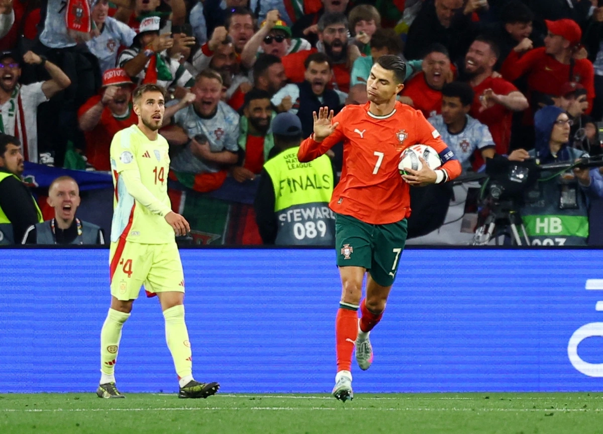 Phút 61, Ronaldo tận dụng pha bóng lộn xộn để san bằng cách biệt 2-2 (Ảnh: Reuters).