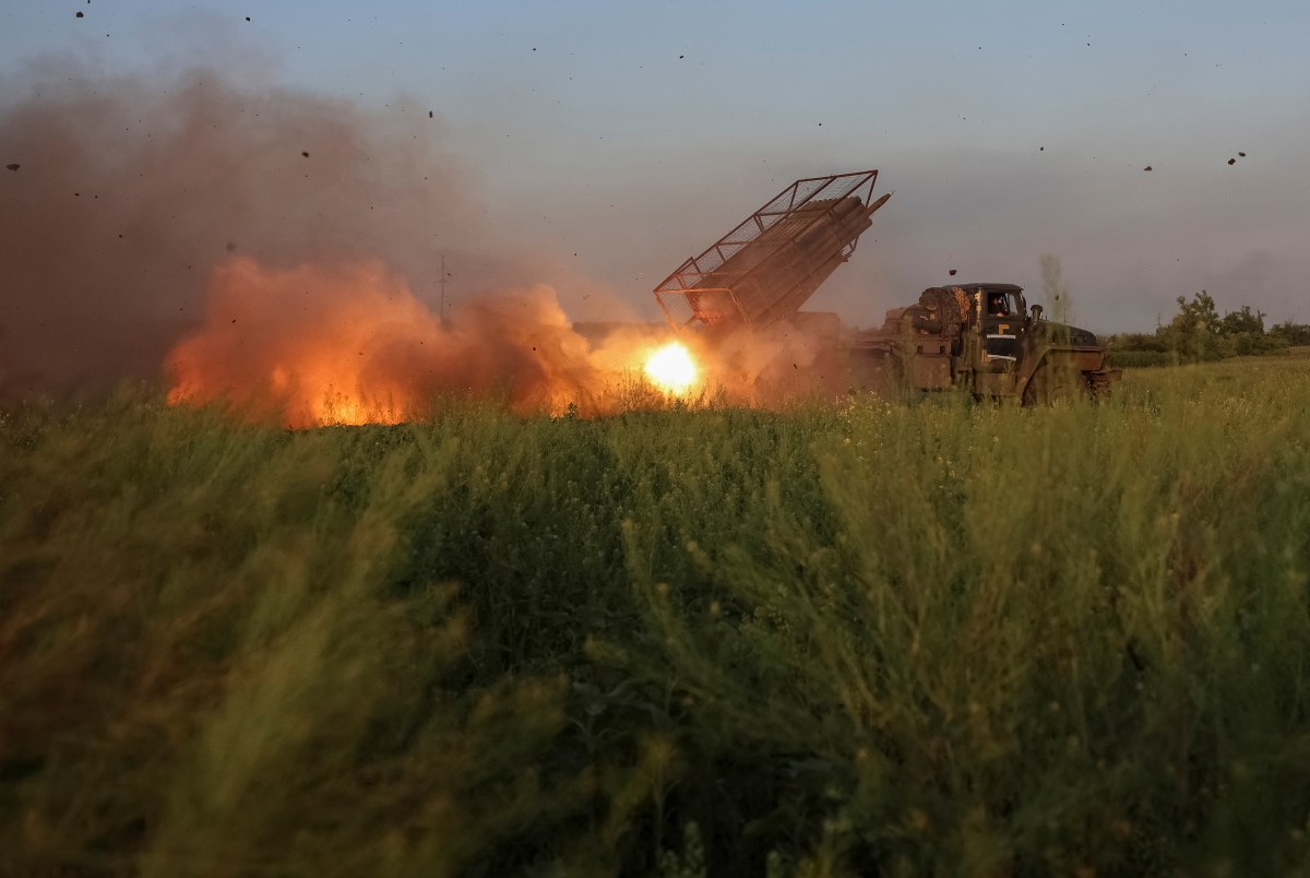 Ukraine khai hỏa pháo phản lực Grad về phía quân đội Nga ở khu vực Donetsk. Ảnh: Reuters