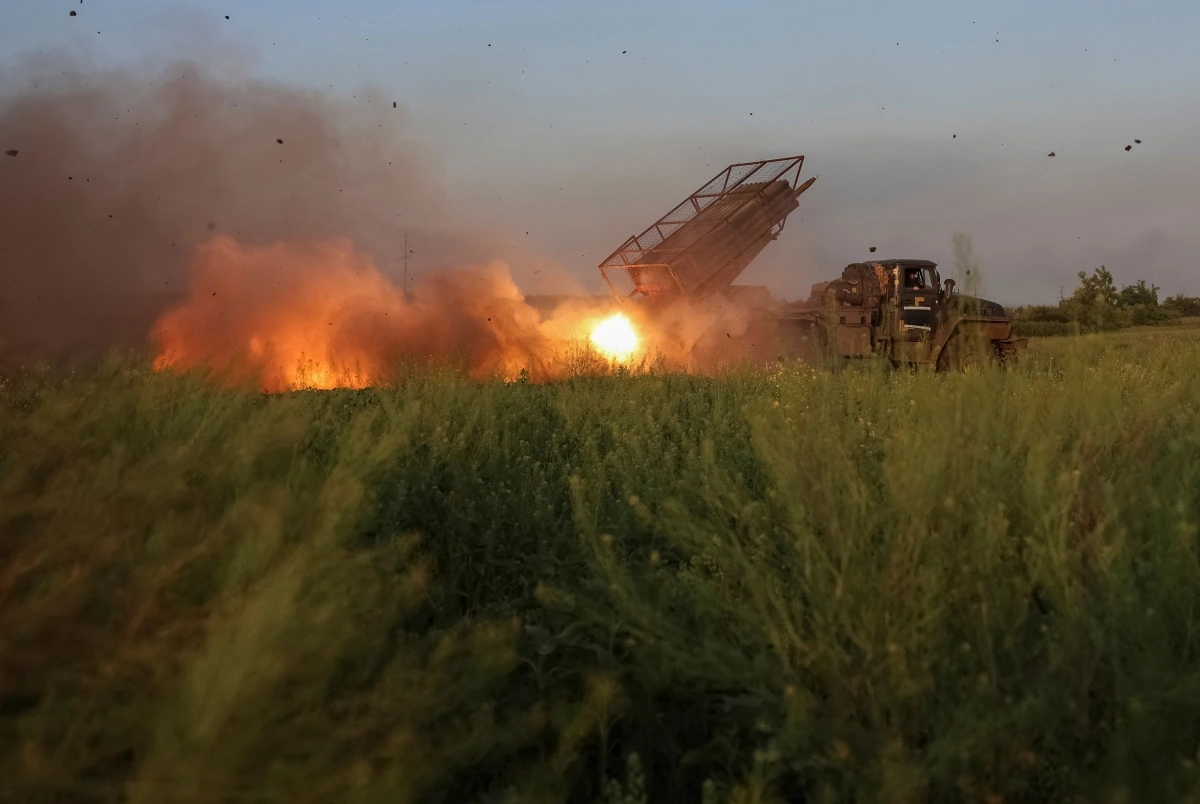 Ukraine khai hỏa pháo phản lực Grad về phía quân đội Nga trên tiền tuyến ở Donetsk. Ảnh: Reuters
