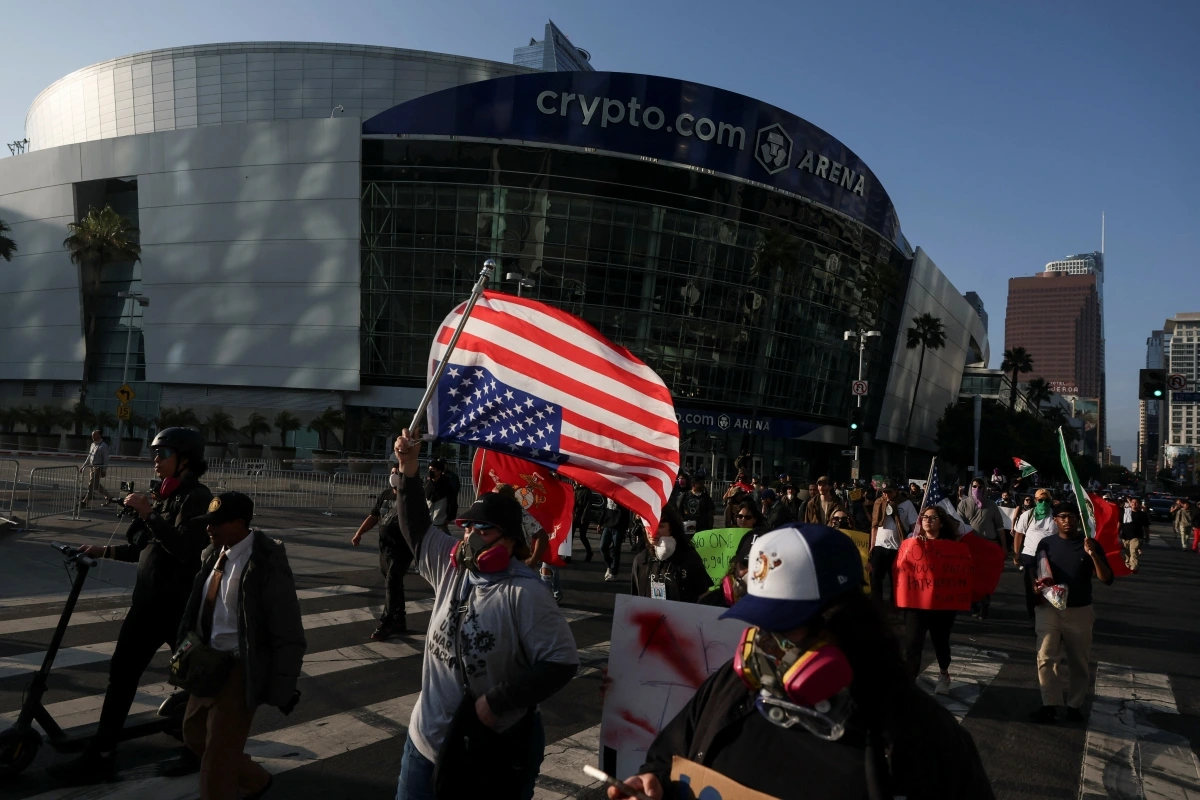 Biểu tình ở Los Angeles. Ảnh: Reuters