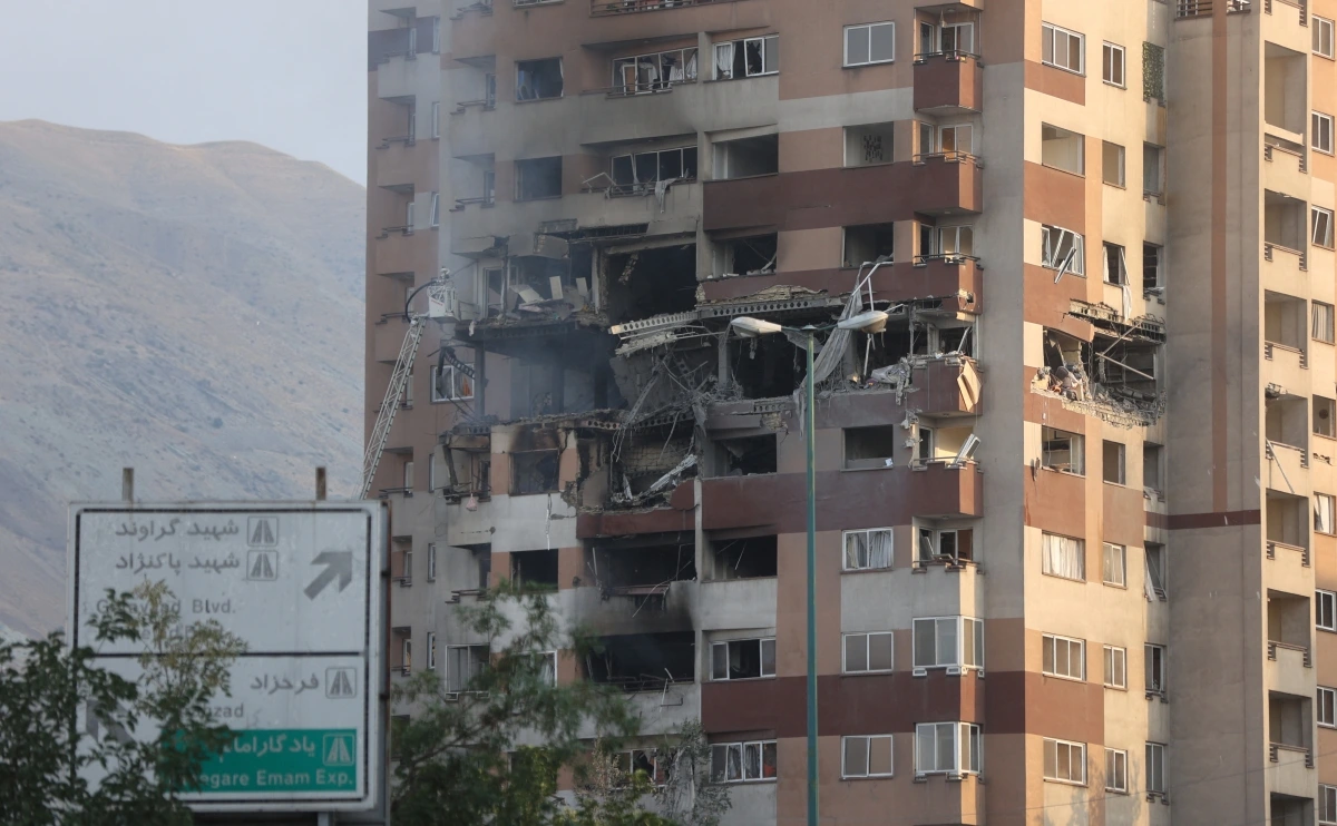 Hậu quả sau cuộc không kích của Israel vào Tehran, Iran ngày 13/6. Ảnh: Reuters