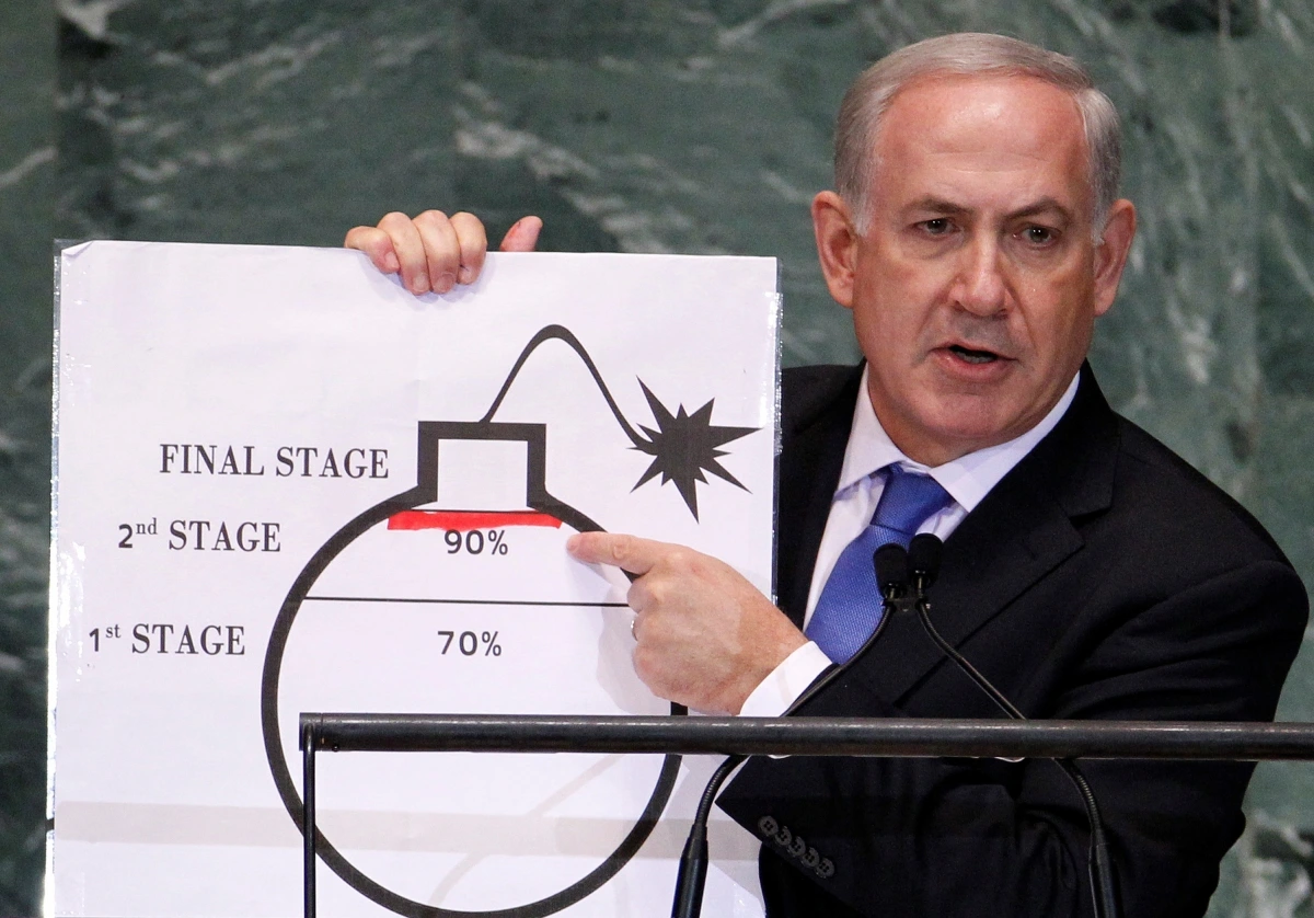 Thủ tướng Israel Netanyahu chỉ vào đường đỏ mà ông vẽ trên đồ họa quả bom được sử dụng để đại diện cho chương trình hạt nhân của Iran. Ảnh: Reuters