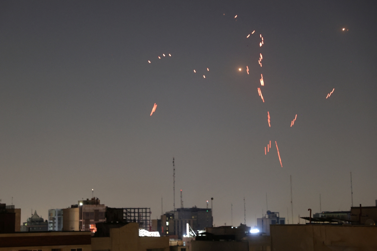 Phòng không khai hỏa sau cuộc tấn công của Israel vào Tehran, Iran ngày 14/6. Ảnh: Reuters