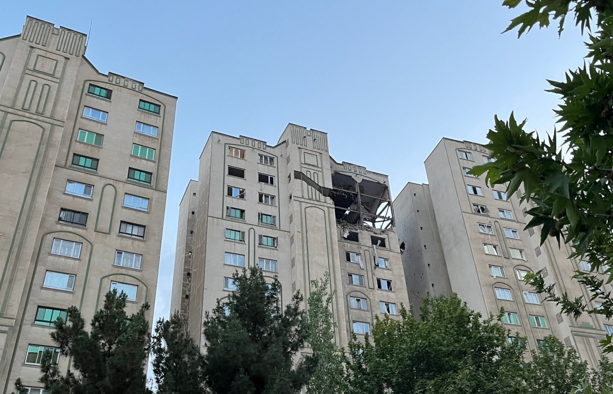 Một căn hộ tại Tehran bị Israel không kích rạng sáng 13/6 (Ảnh: Reuters)