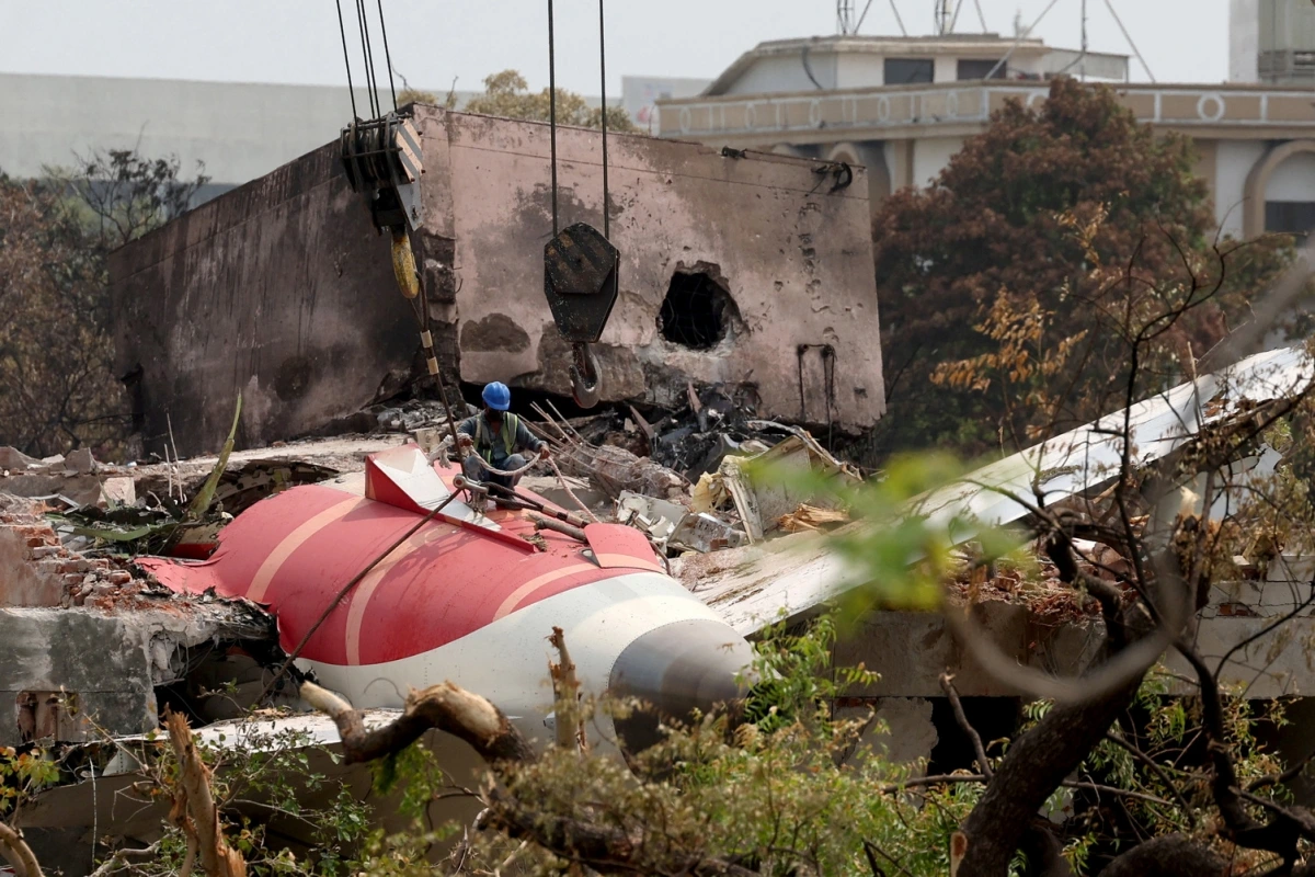Hiện trường chiếc máy bay Boeing 787-8 Dreamliner của Air India bị rơi. Ảnh: Reuters
