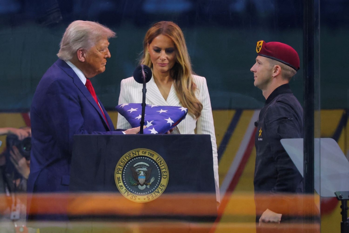 Kết thúc buổi duyệt binh, Tổng thống Trump nhận lá cờ Mỹ từ một thành viên của đội nhảy dù Golden Knights của quân đội. Ông Trump phát biểu: "Hôm nay chúng ta kỷ niệm sự kiện không chỉ thay đổi lịch sử Mỹ, mà còn thay đổi dòng lịch sử thế giới".