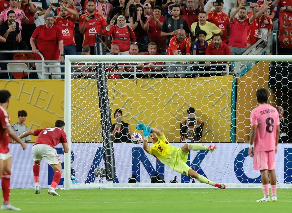 Thủ môn của Inter Miami chơi xuất sắc trong hiệp 1 (Ảnh: Reuters).