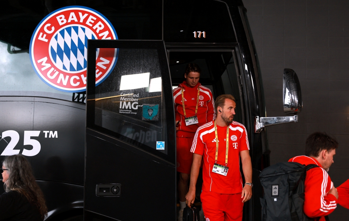 Harry Kane và các đồng đội ở Bayern đã có mặt ở sân TQL (Ảnh: Reuters) 