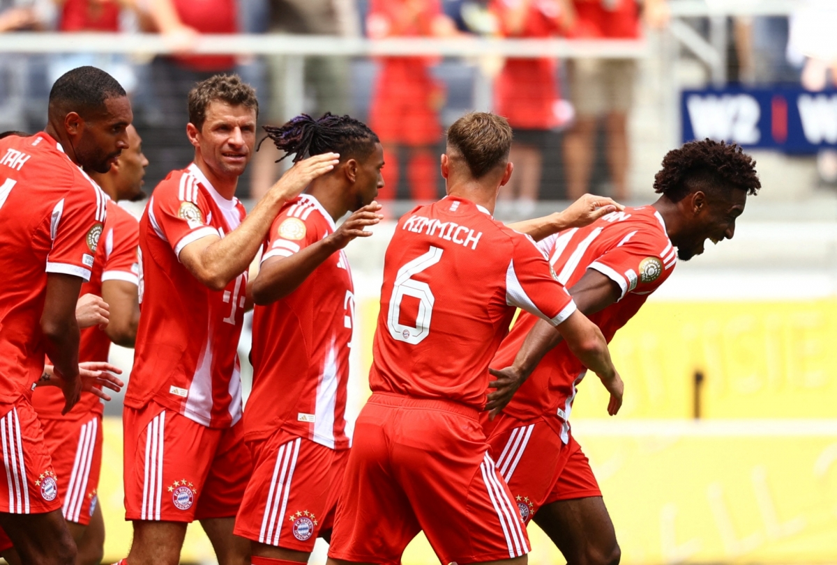 Coman cùng các cầu thủ Bayern ăn mừng bàn thắng mở tỷ số (Ảnh: Reuters)