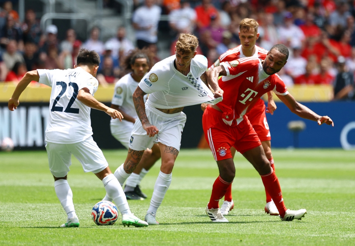Thể lực các cầu thủ Auckland suy giảm đáng kể trước sức ép liên tục của Bayern (Ảnh: Reuters)