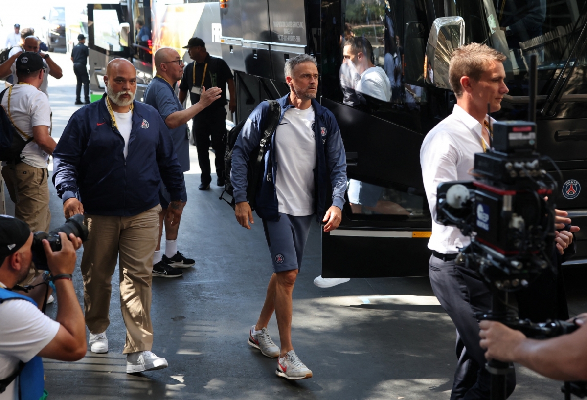 HLV Luis Enrique cùng các cầu thủ PSG có mặt ở sân vận động Rose Bowl tại Pasadena, California, Mỹ từ rất sớm để chuẩn bị cho trận đấu mở màn FIFA Club World Cup 2025™ gặp Atletico (Ảnh: Reuters)