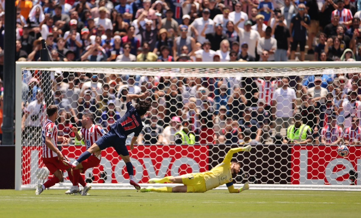 Vitinha nhân đôi cách biệt cho PSG trước Atletico (Ảnh: Reuters)