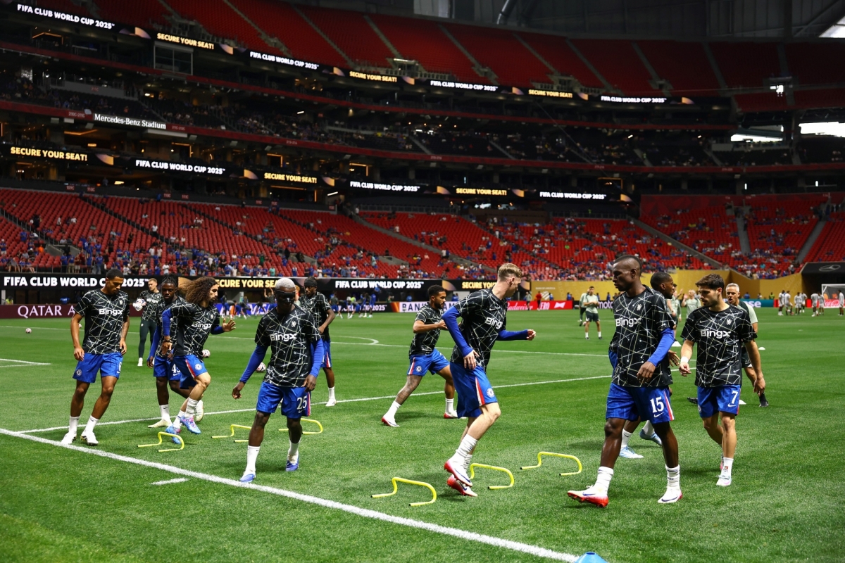 Các cầu thủ Chelsea khởi động trước trận (Ảnh: Reuters)