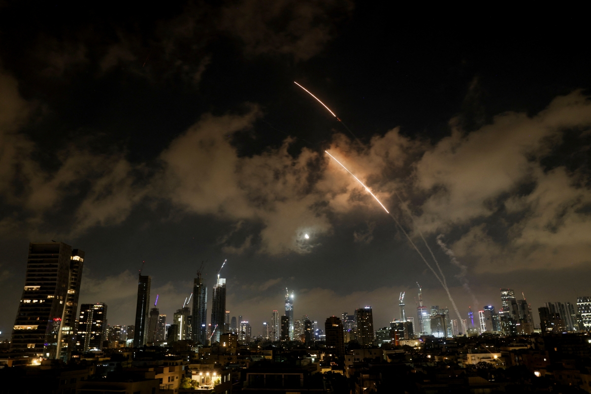 Hệ thống phòng thủ tên lửa hoạt động tại Tel Aviv khi bị Iran tấn công. Ảnh: Reuters