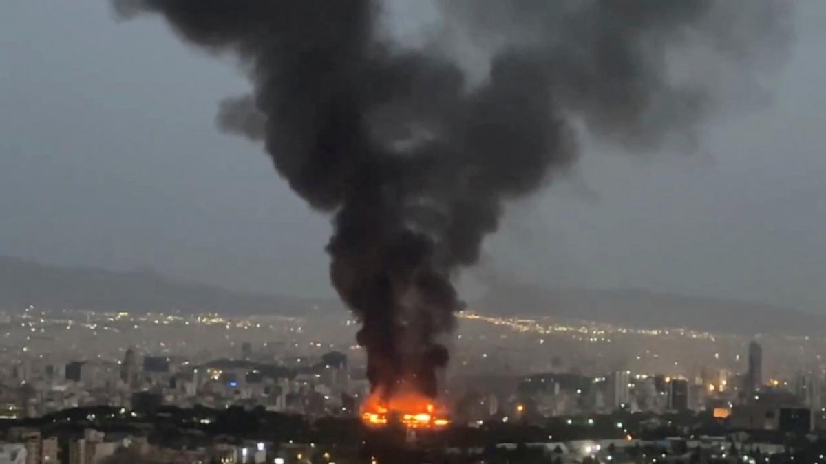 Khói bốc lên ở Tehran giữa bối cảnh xung đột Iran - Israel vẫn tiếp diễn. Ảnh: Reuters