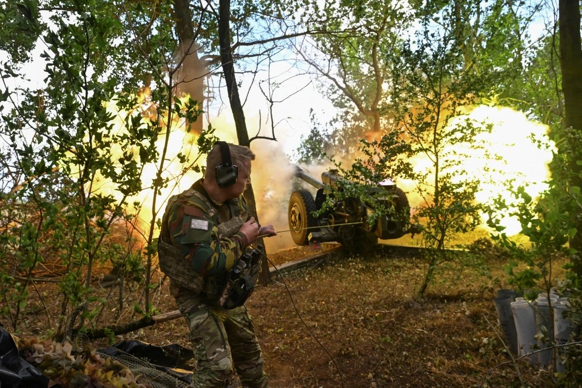 Binh lính Ukraine khai hỏa lựu pháo về phía Nga trên tiền tuyến. Ảnh: Reuters