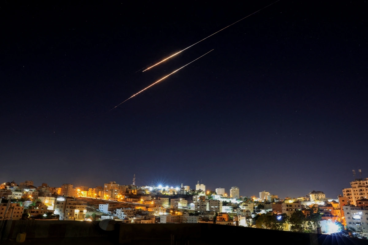 Tên lửa được phóng từ Iran về phía Israel tối 19/6. Ảnh: Reuters