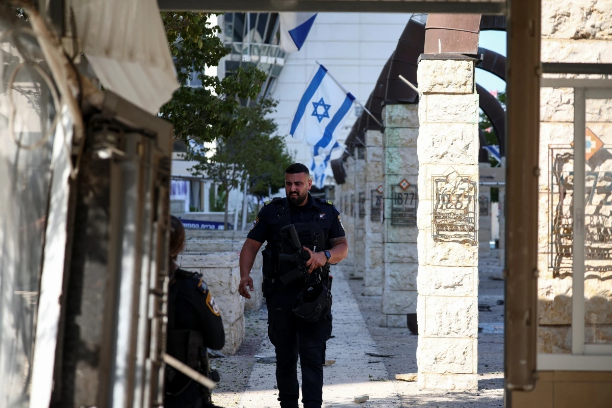 Cảnh tượng ở Israel sau cuộc không kích của Iran. Ảnh: Reuters