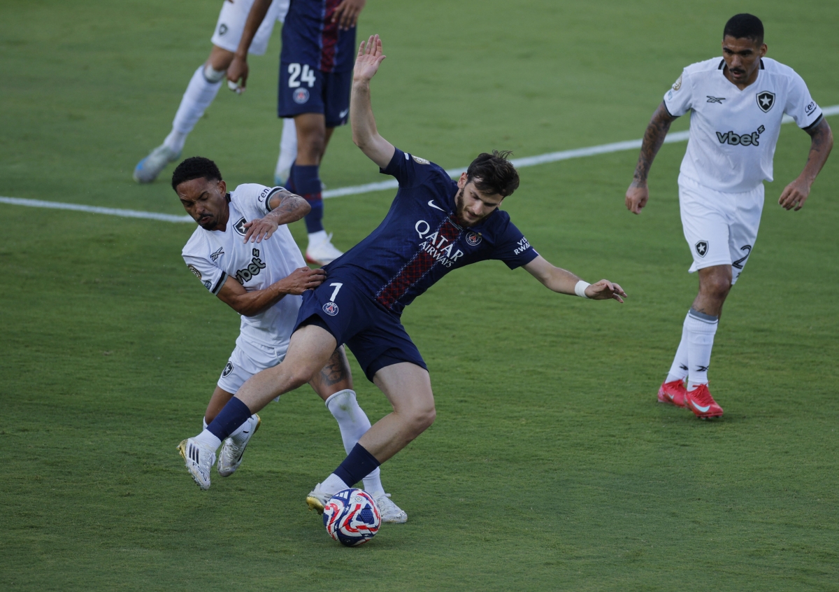 PSG gặp khó trước lối chơi chặt chẽ của Botafogo (Ảnh: Reuters).