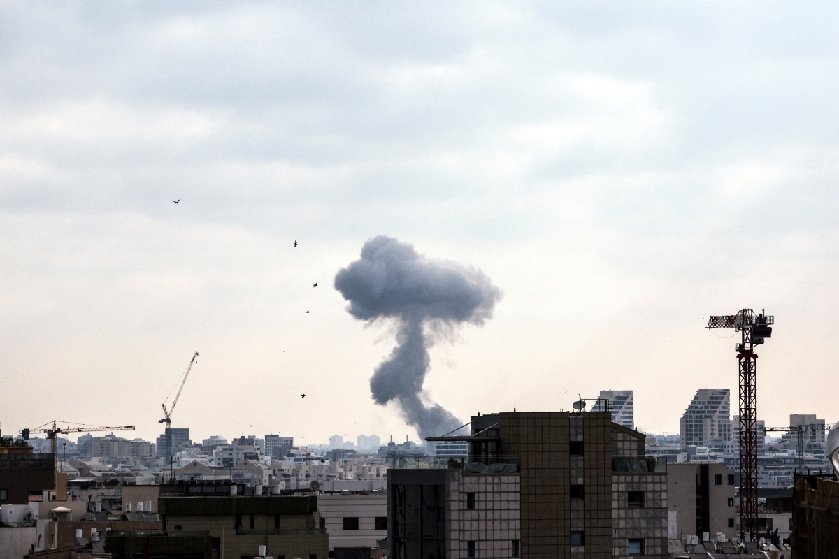 Iran tấn công tên lửa vào Israel. Ảnh: Reuters