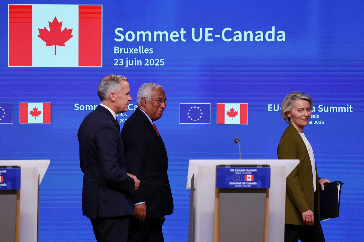 Chủ tịch Ủy ban Châu Âu Ursula von der Leyen, Thủ tướng Canada Mark Carney và Chủ tịch Hội đồng Châu Âu Antonio Costa rời đi sau cuộc họp báo chung trong hội nghị thượng đỉnh EU - Canada tại Brussels, Bỉ ngày 24/6. Ảnh: Reuters