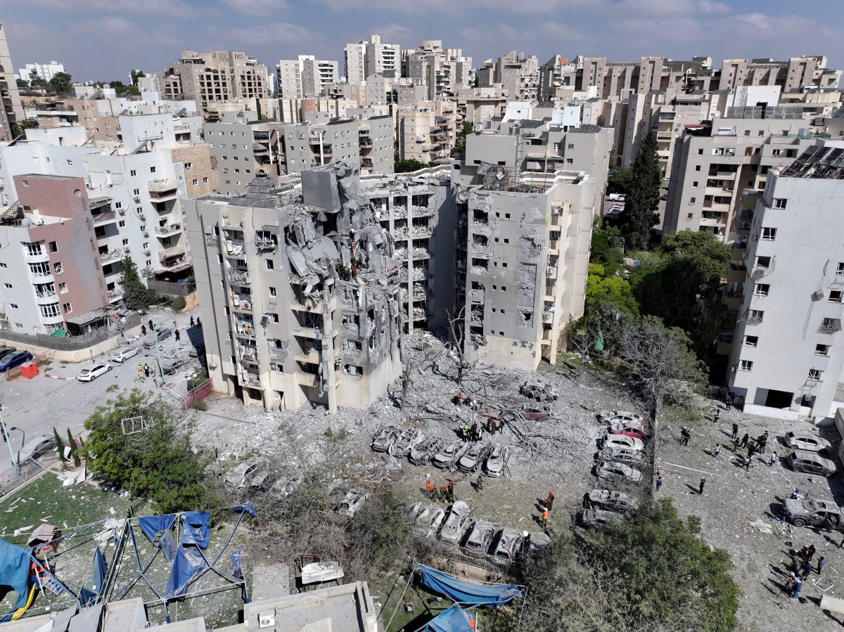 Cảnh tượng sau cuộc không kích của Iran vào Israel. Ảnh: Reuters