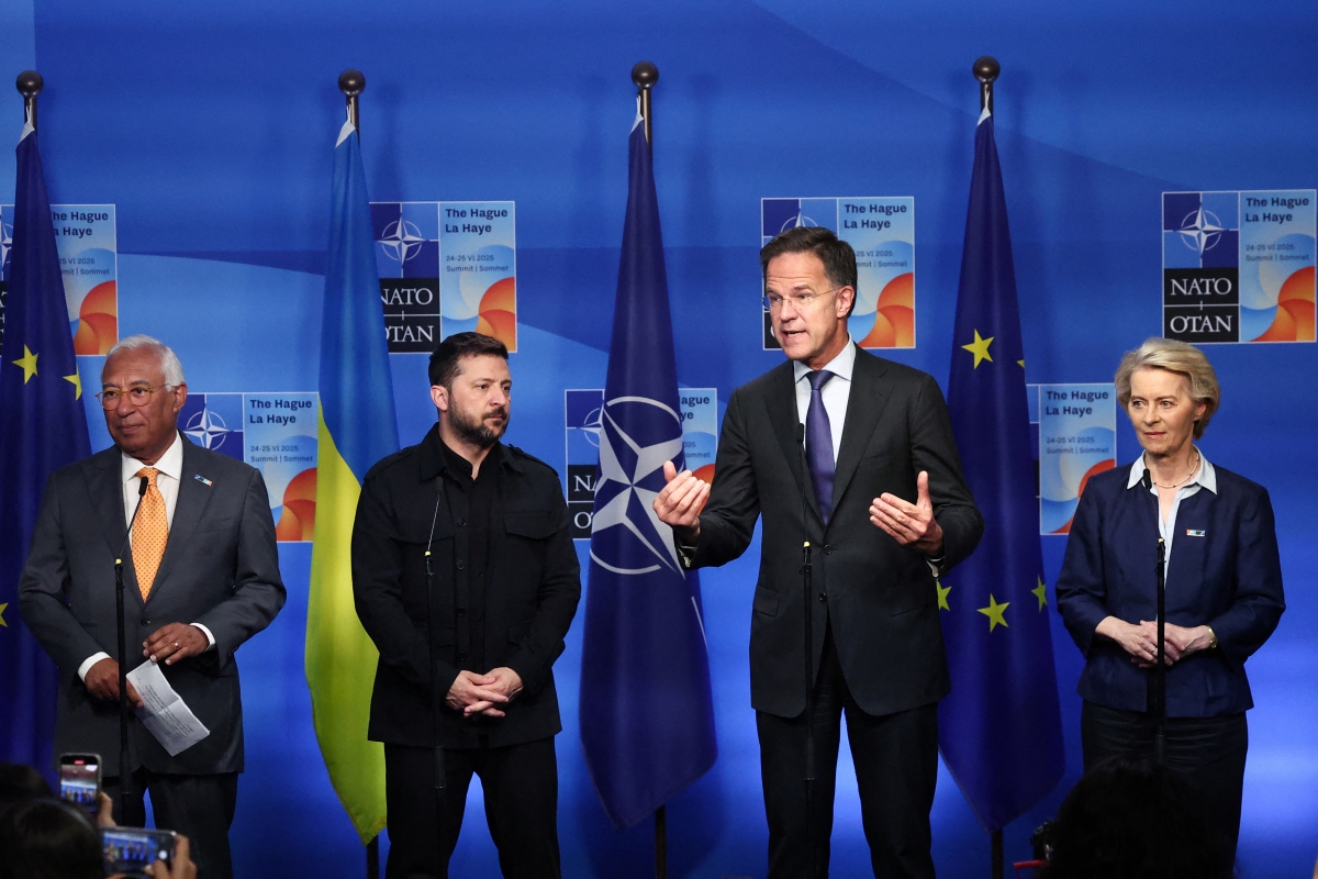 Tổng Thư ký NATO Mark Rutte phát biểu bên cạnh Tổng thống Ukraine Volodymyr Zelenskiy, Chủ tịch Ủy ban châu Âu Ursula von der Leyen và Chủ tịch Hội đồng châu Âu Antonio Costa trong ngày đầu tiên của hội nghị thượng đỉnh NATO tại The Hague, Hà Lan, ngày 24/6/2025. Ảnh: Reuters