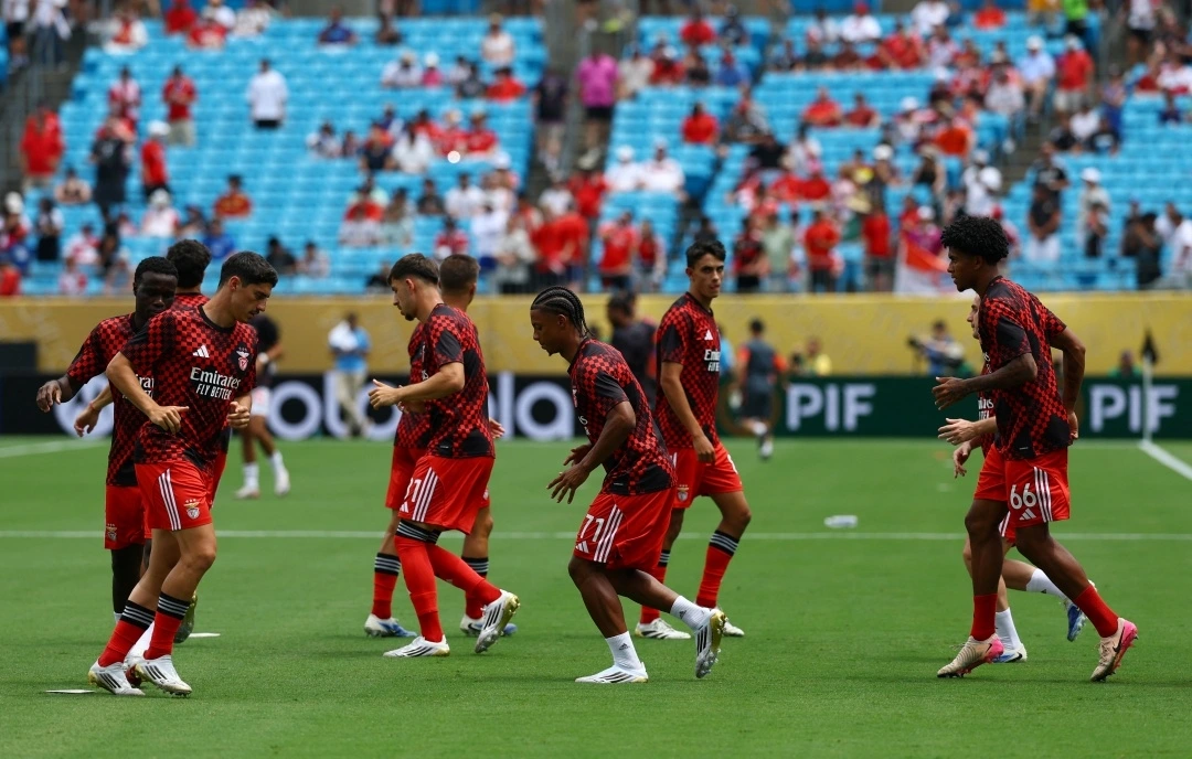 Các cầu thủ Benfica khởi động trước giờ G (Ảnh: Reuters)