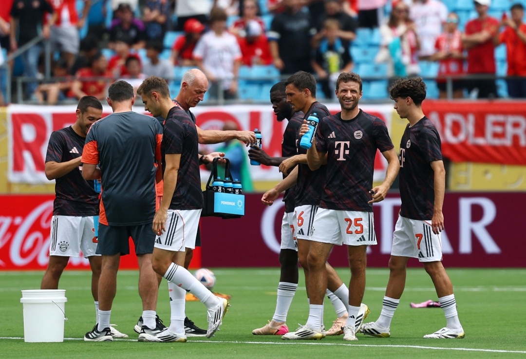 Các cầu thủ Bayern khởi động trước trận đấu (Ảnh: Reuters)